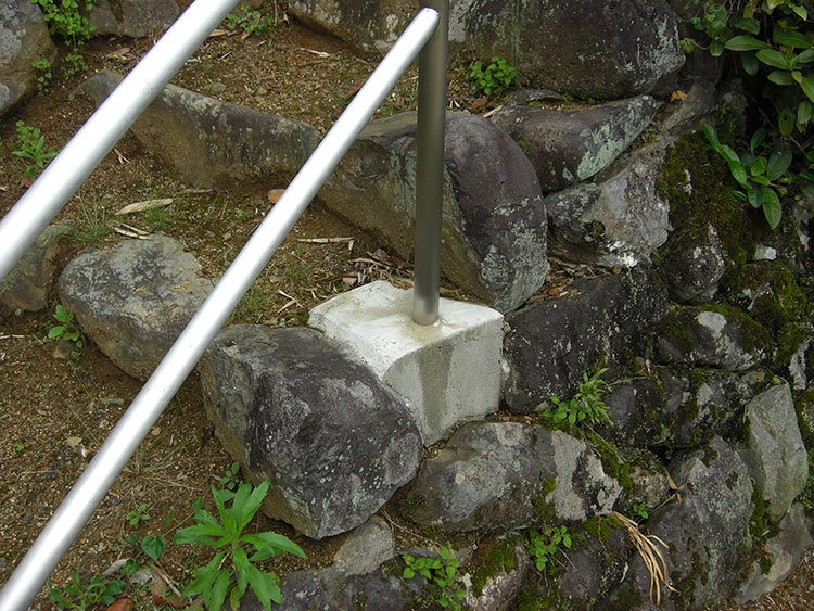 石積みと土の階段で、途中どうしても支柱を支える基礎が必要になり設置した例です。このようにどのような場所にも対応可能です。