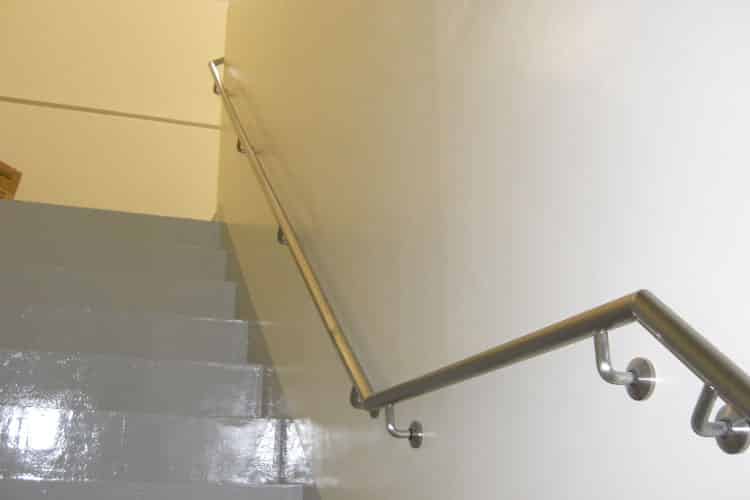 L型のブランケットを使用した壁付き手すりです