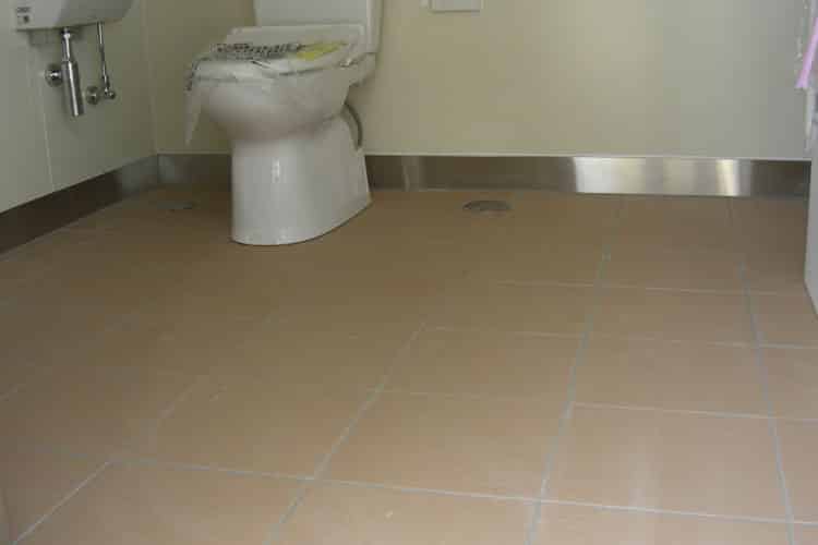 トイレ内の足元、壁の立ち上がりにステンレス巾木を設置しました。これで床を水洗いしても大丈夫です。