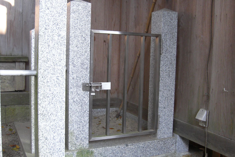 侵入防止の門扉で、掛金部分もすべてステンレス製で製作しております。