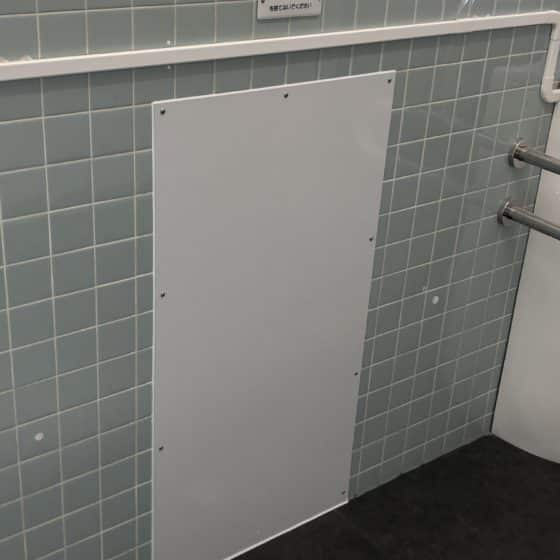 トイレの壁の穴塞ぎをしました
