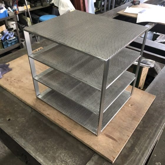 ステンレス製保温庫の棚を制作しました
