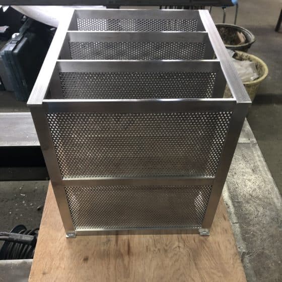 ステンレス製保温庫の棚を制作しました