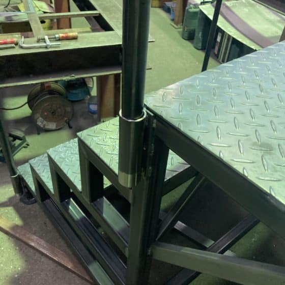 スチール製のステージを製作施工しました