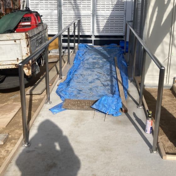 高速道路PA仮設トイレの手すりを製作施工しました