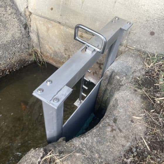 地元の水路の堰を製作施行しました