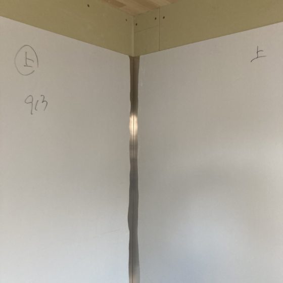 厨房にステンレスの板貼りを行いました