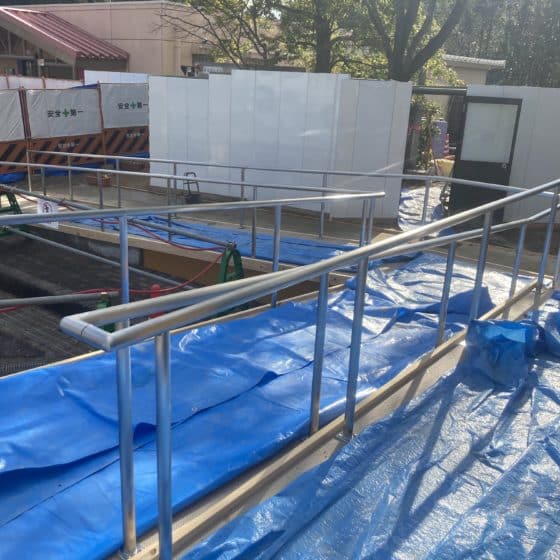 高速道路PA仮設トイレの手すりを製作施工しました