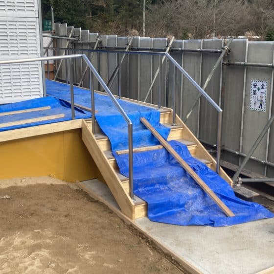 高速道路PA仮設トイレの手すりを製作施工しました