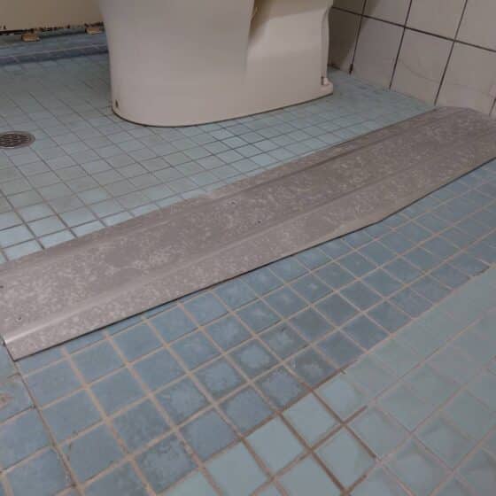 福祉施設トイレに段差解消金物を施工しました