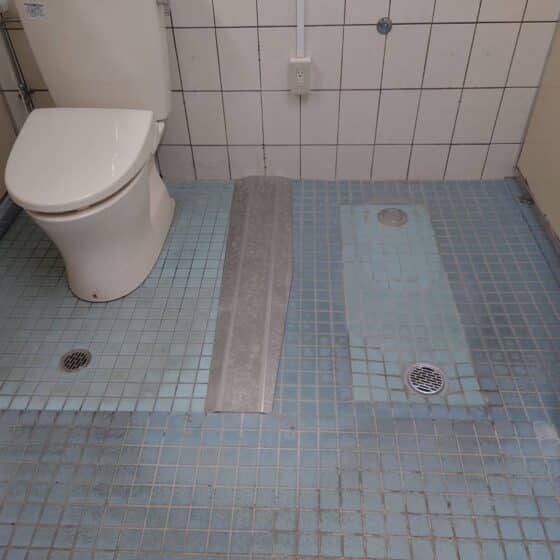 福祉施設トイレに段差解消金物を施工しました