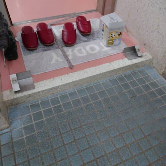 福祉施設トイレに段差解消金物を施工しました