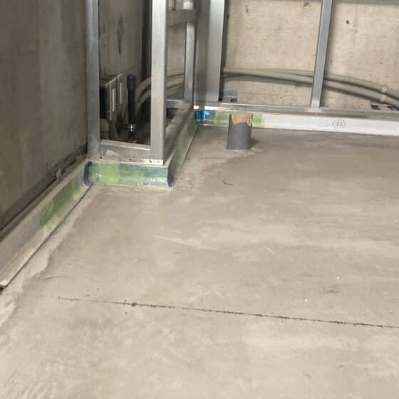 高速道路PAトイレのステンレス製の巾木を製作施工しました