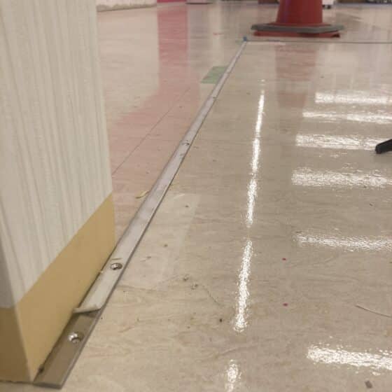 店舗のステンレス製の床見切を製作施工しました