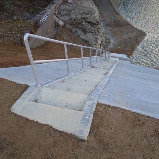 溜め池に階段手すりを製作施工しました