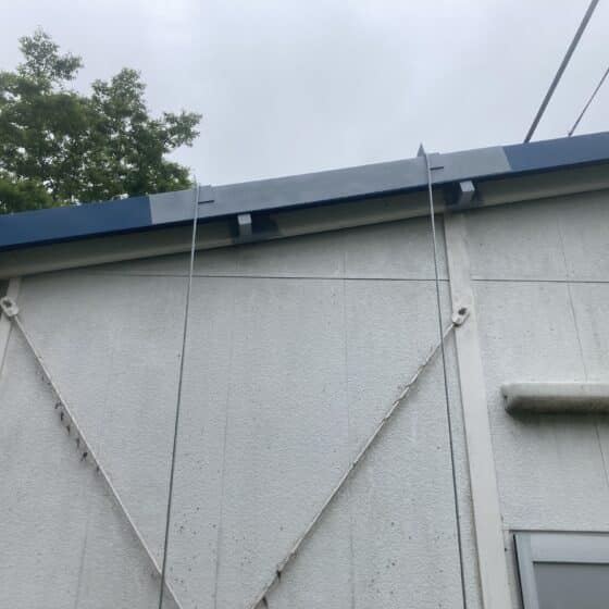 JR施設の屋根の飛散防止ワイヤーの交換作業を行いました