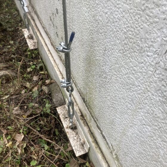 JR施設の屋根の飛散防止ワイヤーの交換作業を行いました
