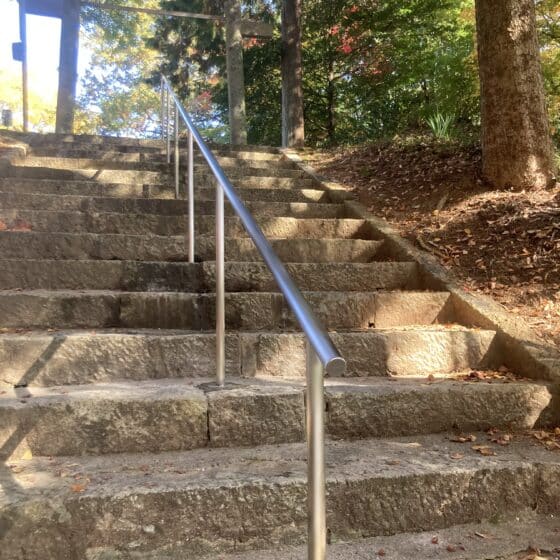 神社の階段手すりの修繕作業をしました