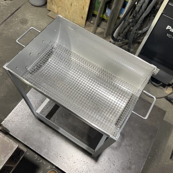 大きさの違うステンレス製のBBQコンロを2台製作しました